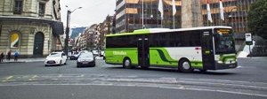 Los autobuses interurbanos son verdes y visiblemente se indica "bizkaibus"