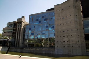 Vista lateral de palacio de congresos y de la ópera de Bilbao, el palacio Euskalduna