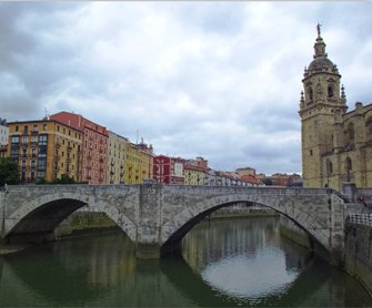 Guia turística de Bilbao, esto es una foto de la iglesia de San Antón, puente emblemático de Bilbao