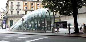 En la foto, entrada de la boca de metro de la Plaza Circular, frente a la estación de Abando