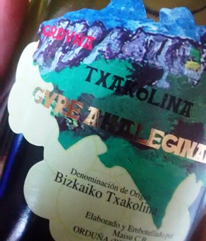 El txakoli es un vino blanco o tinto con denominación de origen