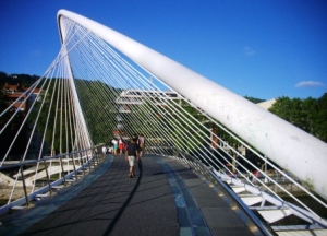 El puente zubizuri es uno de los iconos de Bilbao